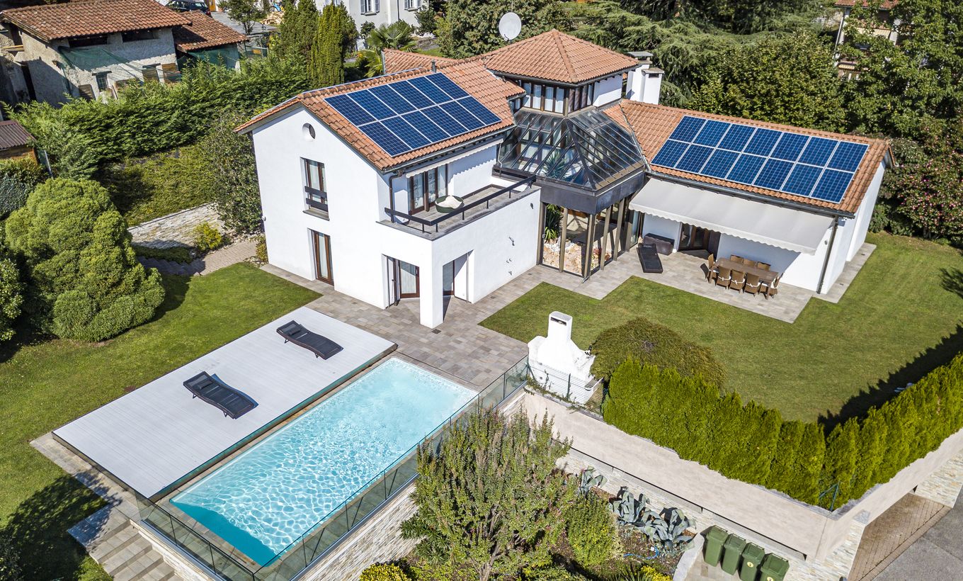 Well-kept villa with swimming pool and garage for 10 cars